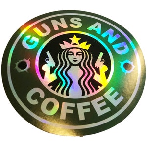 以下が含まれることがあります： 銃とコーヒーの文字が白い円の中に書かれた、緑と金の虹色のステッカー。円の中央には、王冠をかぶった人魚が両手に銃を持った黒と白のシルエットが描かれている。