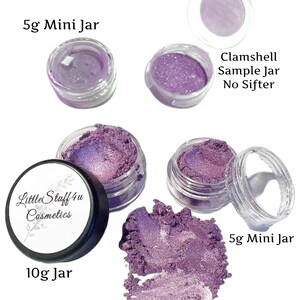 Puede incluir: Una colecci&oacute;n de envases cosm&eacute;ticos que incluye un tarro de 10g con la etiqueta LittleStuff4u Cosmetics, tarros mini de 5g y un tarro de muestra tipo concha. Los tarros contienen pigmento en polvo morado brillante y suelto.