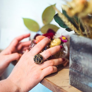 Petite bague ajustable en bouton ancien noir et doré des années 1920 en pâte de verre et laiton bijou vintage réglable pour femme Andrée image 4