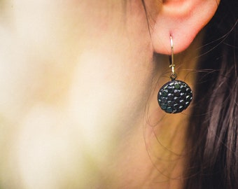 Petites boucles d'oreilles bouton ancien noir facettes irisées des années 1940 en pâte de verre et laiton bijou vintage pour femme - Thémis