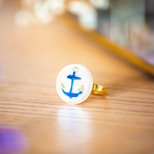 Petite bague ajustable en bouton ancien blanc et bleu des années 1940 en pâte de verre et laiton bijou vintage réglable pour femme - Marine