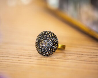 Adjustable ring in old button black and gold striated from the 1940s in glass paste and brass adjustable vintage jewel for women - Victoire