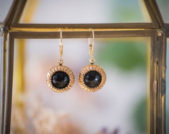 Petites boucles d'oreilles bouton ancien noir et doré des années 1940 en pâte de verre et laiton bijou vintage pour femme - Eva