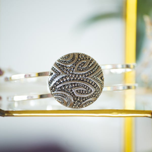 Manchette bracelet en bouton ancien argenté fleuri des années 1910 1920 en pâte de verre et laiton bijou vintage pour femme - Garance