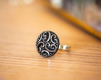 Petite bague ajustable bouton ancien argenté et noir motifs rétro années 1920 pâte de verre et laiton bijou vintage réglable femme - Thelma