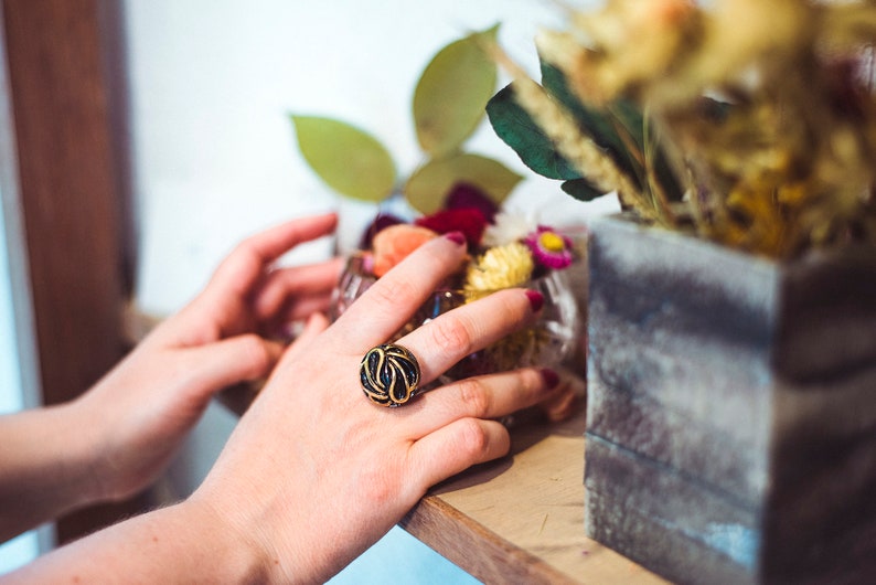 Petite bague ajustable en bouton ancien noir et doré des années 1920 en pâte de verre et laiton bijou vintage réglable pour femme Andrée image 3