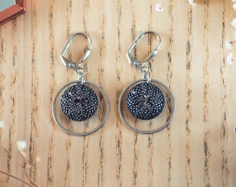 Petites boucles d'oreilles bouton ancien noir et argenté des années 1940 en pâte de verre et laiton bijou vintage pour femme - Victoire