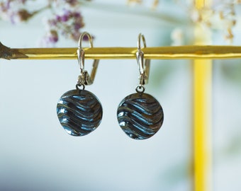 Petites boucles d'oreilles bouton ancien bleus irisé à vagues des années 1940 en pâte de verre et laiton bijou vintage pour femme - Simone