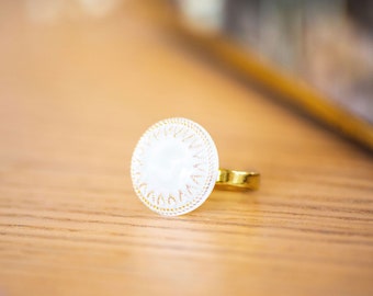 Petite bague ajustable en bouton ancien blanc irisé des années 1940 en pâte de verre et laiton bijou vintage réglable pour femme - Lucie