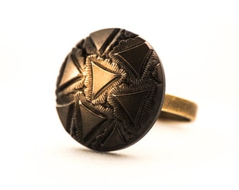 Adjustable ring in old gold button with graphic patterns of the 1940s glass paste and brass adjustable vintage jewel for women - Léonie