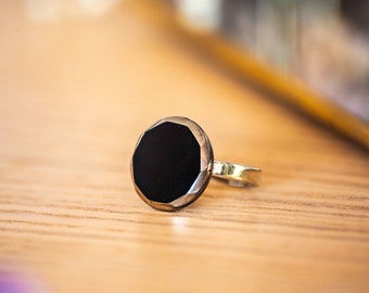 Petite bague ajustable bouton ancien noir et argenté des années 1920 pâte de verre et laiton bijou vintage réglable pour femme - Gabrielle