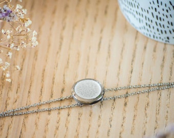 Bracelet chaîne double réglable argenté bouton ancien effet vitrail années 1940 en pâte de verre et laiton bijou vintage pour femme - Judith