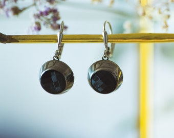 Petites boucles d'oreilles bouton ancien noir et argentés des années 1940 en pâte de verre et laiton bijou vintage pour femme - Liliane