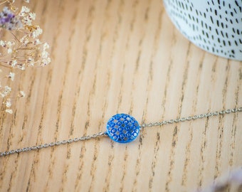 Bracelet chaîne réglable argentée en bouton ancien bleu graphique des années 1940 pâte de verre et laiton bijou vintage pour femme - Eugénie