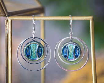 Earrings button old blue iridescent of the 1940s in glass paste and circles brass vintage jewelry for women - Iris