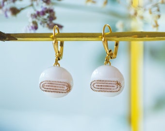 Petites boucles d'oreilles bouton ancien blanc à centre doré des années 1940 en pâte de verre et laiton bijou vintage pour femme - Georgette