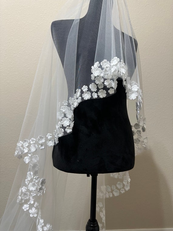 Wedding Veil With Flower Petal Hem, Floral Bridal Veil, Wide  display picture 3