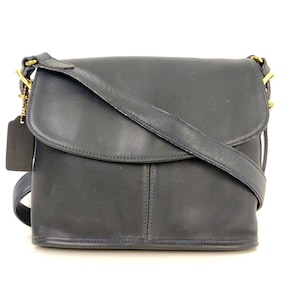 Bolso bandolera estilo vintage de cuero auténtico azul marino con solapa y diseño bohemio de Bonnie Cashin de COACH USA