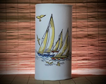 Lampada decorativa a forma di barca a vela: arredamento per cottage sul lago, stampa su tela di sacco