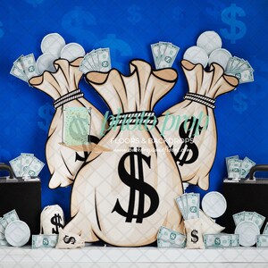 Puede incluir: Un fondo azul con tres grandes bolsas de dinero marrones con signos de dólar en ellas. Las bolsas están rodeadas de bolsas de dinero más pequeñas, billetes de dólar y platos de papel blancos. El texto "FLOORS & BACKDROPS" es visible en la imagen.