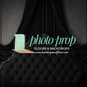 Puede incluir: Un fondo fotográfico con un cabecero negro acolchado y un marco decorativo. Una cortina negra drapeada y una pequeña estantería de madera con un accesorio azul claro y motas doradas. El texto "photo prop" es turquesa.