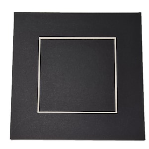 Pode incluir: Cartão de montagem preto com uma abertura de montagem branca. O cartão de montagem é usado para enquadrar obras de arte, fotos e outros itens.
