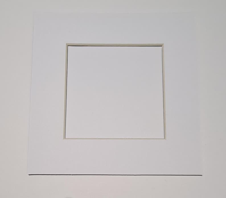 Puede incluir: Una l&aacute;mina blanca con una sola abertura rectangular ligeramente blanquecina en el centro.