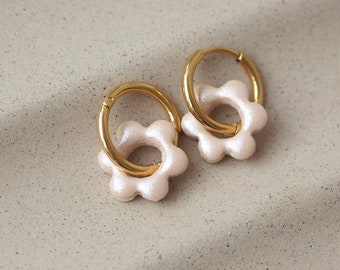 Golden mini hoop earrings with flower made of polymer clay, everyday flower earrings, flower hoop earrings, two in one, gift for girlfriend
