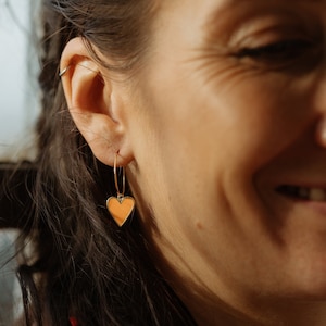 Orange Herz Ohrringe, Goldene Creolen mit Herz Anhänger, Geschenk für Sie, Geschenk Valentinstag