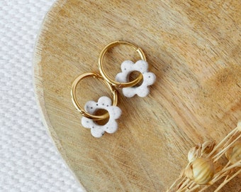 Golden mini hoop earrings with flower made of polymer clay, everyday flower earrings, flower hoop earrings, two in one, gift for girlfriend