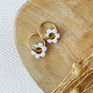 Goldene Mini Creolen mit Blume aus Polymer Clay, Everyday Blumen Ohrringe, Blumen Creolen, Zwei in Einem, Geschenk für Freundin Natur
