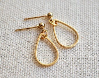 Stud earrings with teardrop pendant