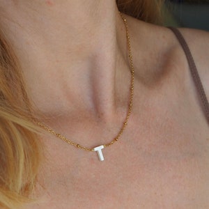 Personalisierte Kette mit Buchstaben-Anhänger aus Perlmutt, goldene Initialen Halskette, wasserfest, Geschenk für sie