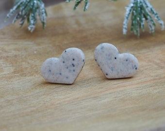 Mini orecchini a cuore realizzati in argilla polimerica, orecchini colorati, naturali, regalo per la fidanzata, regalo per la sorella