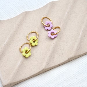 Goldene Mini Creolen mit Blume aus Polymer Clay, Everyday Blumen Ohrringe, Blumen Creolen, Zwei in Einem, Geschenk für Freundin Bild 9