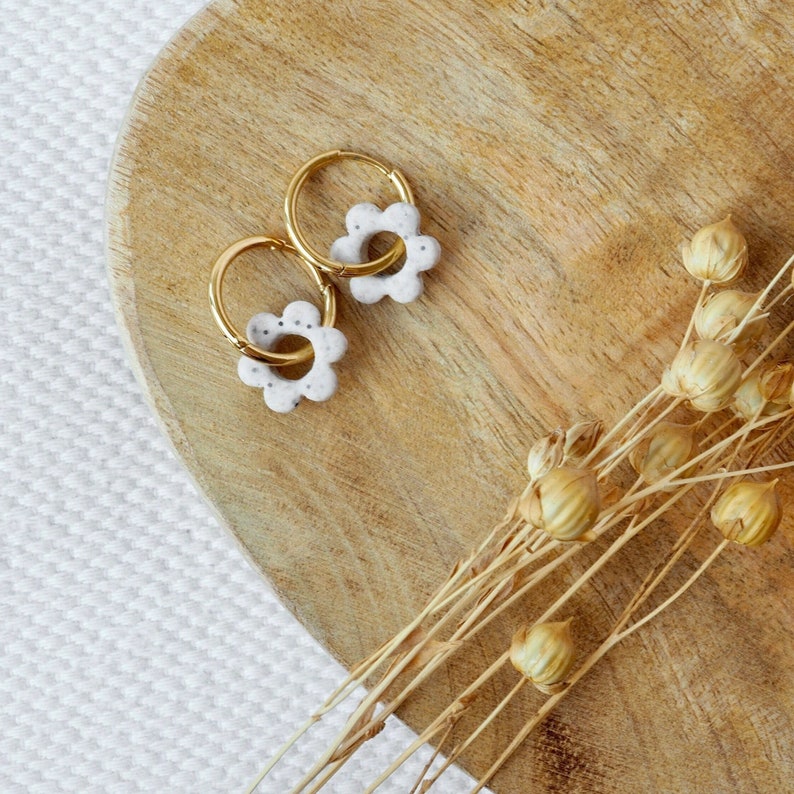 Goldene Mini Creolen mit Blume aus Polymer Clay, Everyday Blumen Ohrringe, Blumen Creolen, Zwei in Einem, Geschenk für Freundin Natur