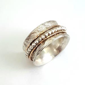 Anello speciale girevole, fede nuziale da donna, fede nuziale girevole, anello organico, ilanamir, fede nuziale rustica, anello con texture di carta stagnola stropicciata