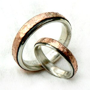 エレガントな彼と彼女の結婚指輪セット、薄くて快適な指輪、酸化スターリングシルバーベース、ハンマー加工のローズゴールド、カップルの結婚指輪セット