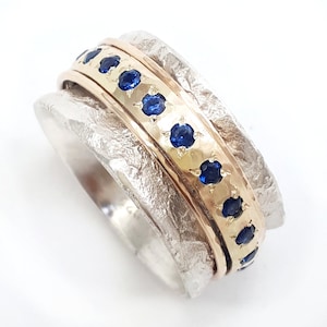 Verlovingsring saffier, halfbrede spinnerring, zilver en goud, zorgring, roterende geboortesteen september geboortesteen, verfrommelde aluminiumfolietextuur