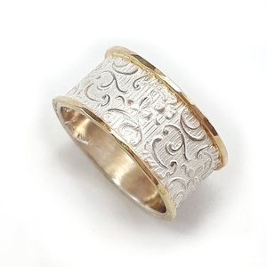 Anillo de bodas de plata semi ancho, filigrana de flores y hojas, alianza para mujer, base de plata texturizada, bordes de oro amarillo, diseño art nouveau