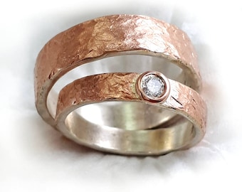Roségouden diamanten ring trouwset, de zijne en de hare, dunne en lichtgewicht roodgouden trouwringen, gehamerd gouden vel op sterling zilveren basis