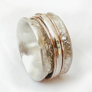 Fede nuziale da donna, anello rotante, anello girevole speciale, fede nuziale girevole, anello organico, IlanAmir, anello con texture di carta stagnola stropicciata