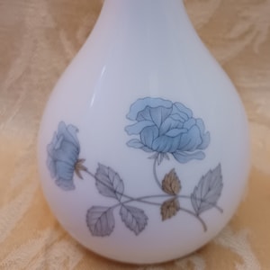 Jarrón con capullo de rosa de hielo de Wedgwood