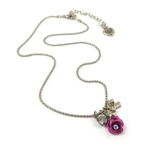 BETSEY JOHNSON, collier rose rose, ruban, strass, ton doré, chaîne pour baignoire, signé