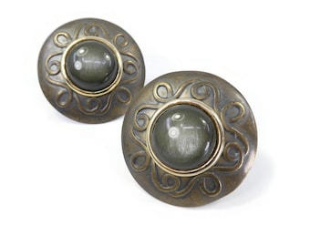 Vintage SIMON CHANG, runde, detailreiche Ohrringe, Acryl in Moonglow-Optik, dunkler Messington, Clip-Ohrringe, signiert