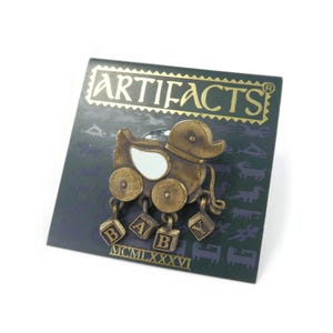 JJ - ARTIFAKTE, Baby Ente Brosche, ohrringe, Messing Gold Ton, Emaille, Original Grußkarte, signiert