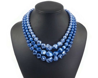 Collier vintage, perles de lucite bleue, trois tons, trois rangs, ton argenté