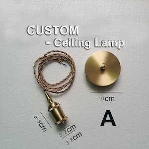 Puede incluir: Kit de lámpara de techo dorada con un cable de 6,8 cm, un portalámparas de 3,2 cm por 3,8 cm y una placa de techo de 10 cm de diámetro. El kit está etiquetado como "CUSTOM - Ceiling Lamp" y "A".