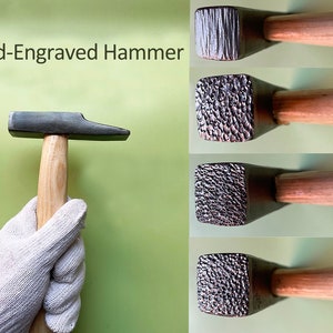 Op de afbeelding: Handgegraveerde hamer met een houten steel. De hamerkop heeft vier verschillende gegraveerde patronen, elk met een uniek ontwerp.