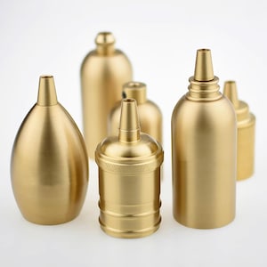 以下が含まれることがあります： 丸い形と細長い形の両方を含む、金色の金属製の電球ソケット6個のセットです。